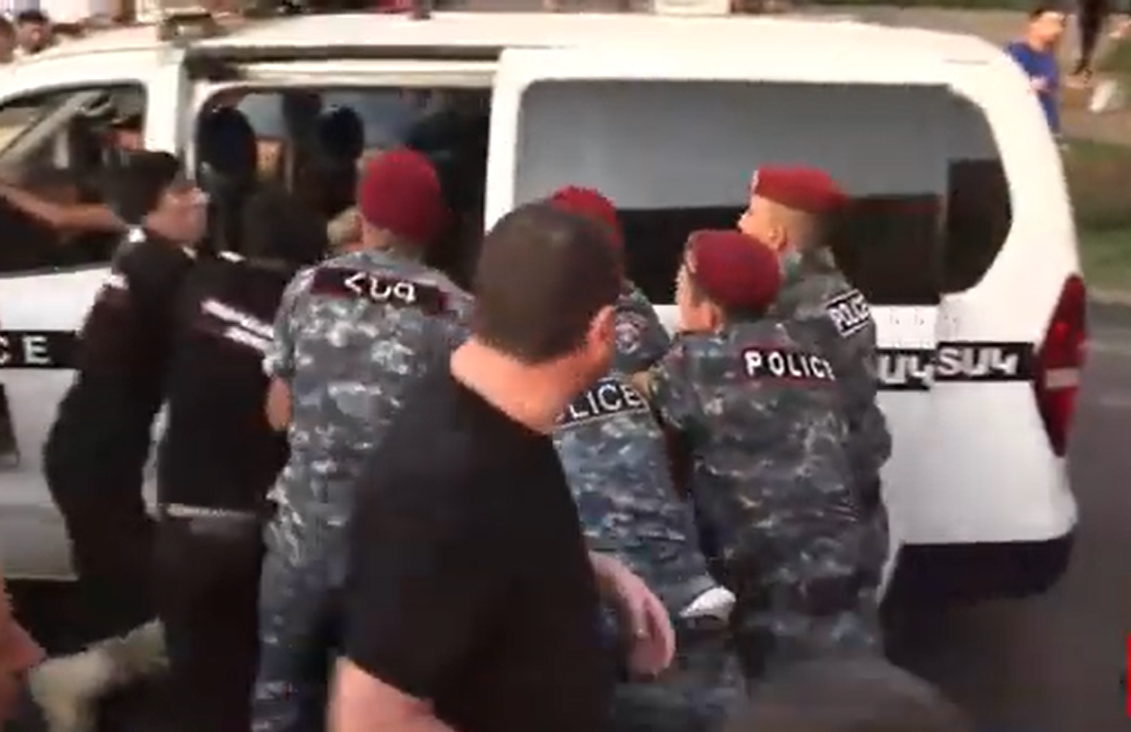 Կառավարության շենքի մոտից բերման է ենթարկվել ակցիայի մասնակից 14 քաղաքացի